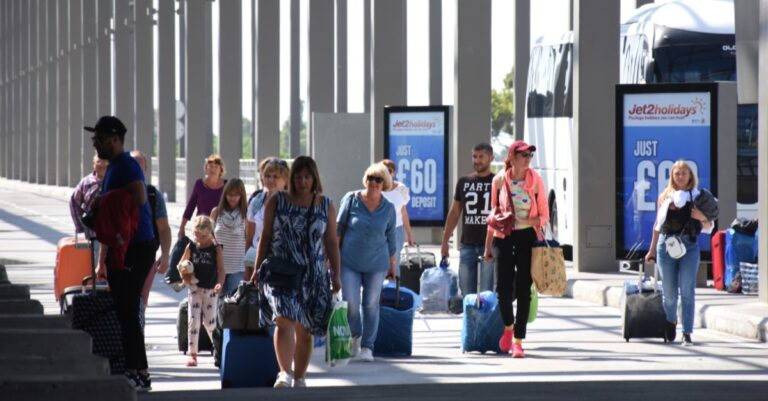 Türkiyə kurortlarında tərk edən turistlərin “kütləvi axını”