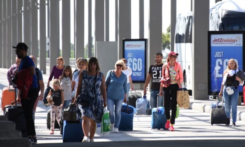 Türkiyə kurortlarında tərk edən turistlərin "kütləvi axını" 1 UK tourist